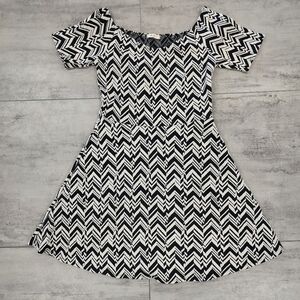 Everly A line Black White Geometric Dress Size Juniors Large